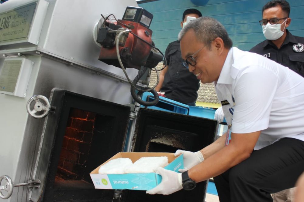 Kepala BNNP Jambi, Heru Pranoto saat hancurkan lima kilogram sabu dengan cara dibakar menggunakan mesin pemusnah.