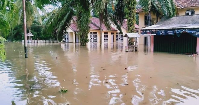 Imbas meluapnya air Sungai Batanghari, menyebabkan beberapa desa di Tebo terkena banjir.