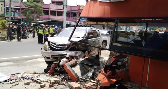 Akibat kecelakaan mobil mini bus Avanza menghantam Etalase Resto hingga hancur.