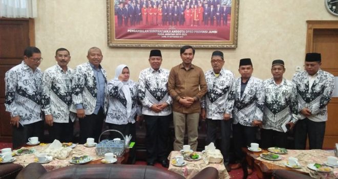 Ketua DPRD Provinsi Jambi, Edi Purwanto, menerima audiensi Pengurus Persatuan Guru Republik Indonesia (PGRI) Provinsi Jambi sore tadi (29/1/2020) di ruang kerjanya.