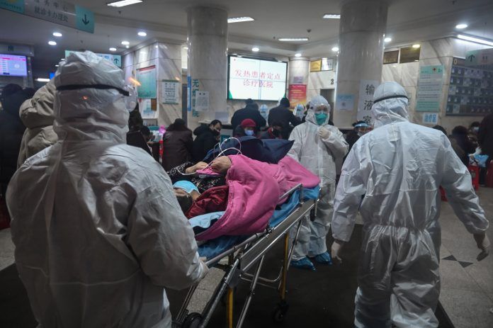 Staf medis yang mengenakan pakaian pelindung untuk melindungi diri dari virus corona Rumah Sakit Palang Merah Wuhan di Wuhan, kemarin.