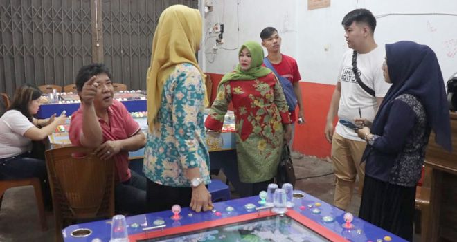 Tempat permainan anak-anak berupa ding dong di salah satu ruko Pasar Kebun Handil, didatangi anggota Komisi 1 DPRD Kota Jambi, Kamis (30/1).