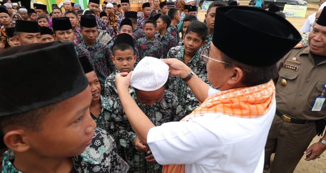 Gubernur Jambi Fachrori saat Mengunjungi Pondok Pesantren Baabussalam Desa Mengupeh Kecamatan Tengah Ilir Kabupaten Tebo, Rabu (29/01).
