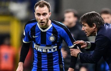Pelatih Inter Milan, Antonio Conte memberikan instruksi kepada Christian Eriksen.

 

