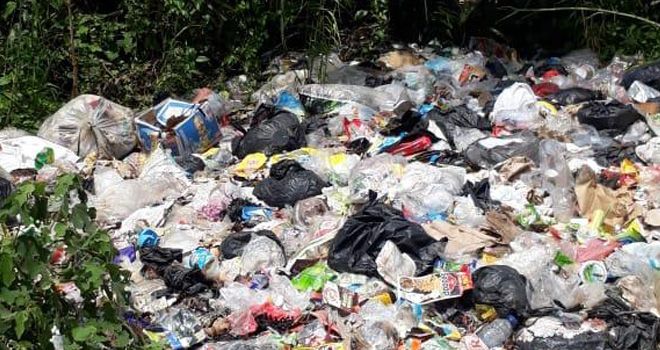 Tumpukan sampah terlihat menghiasi Jalan Baru Kelurahan Sabak Ilir, Kecamatan Muara Sabak Timur, Tanjabtim. 