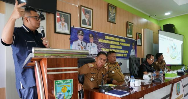 Kemas Faried Alfarelly bersama Wakil Ketua DPRD Kota Jambi Fauzi mengikuti Musyawarah Rencana Pembangunan (Musrenbang) Kecamatan Danau Sipin Kota Jambi, Senin (3/2).