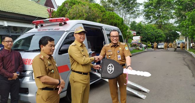 Wali Kota Jambi menyerahkan kunci duplikat satu unit mobil ambulans khusus anak dan ibu untuk RS Abdul Manap Kota Jambi.

