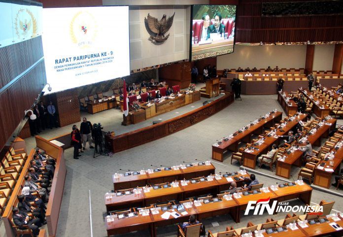 Suasana rapat paripurna DPR RI ke-9 Masa persidangan II Tahun siding 2019-2020 di Kompleks Parlemen Senayan, Jakarta, Senin (3/2/2020).