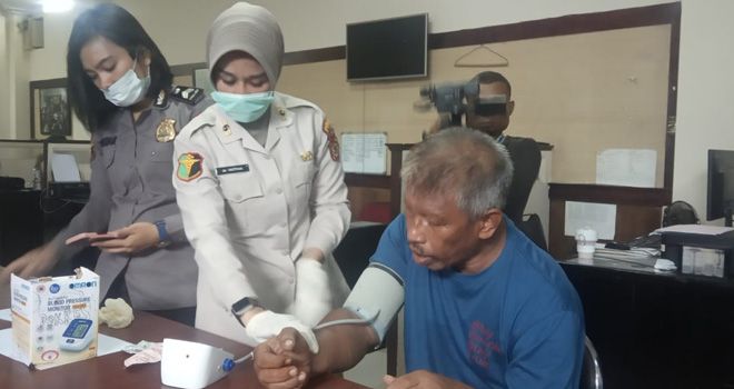 Sayuti mendapatkan pertolongan medis usai ditangkap oleh Ditresnarkoba Polda Jambi karena memiliki sejumlah paket sabu dan ekstasi. Pasalnya tersangka dalam kondisi sakit stroke.