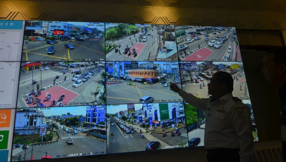 Pemantauan simpang yang terpasang camera CCTV di ruang City Operation Center (COC) Pemerintah Kota Jambi.