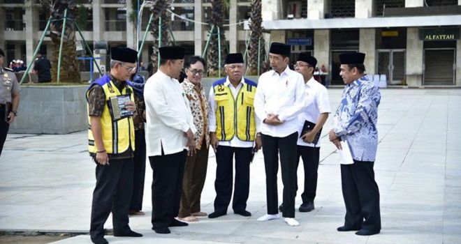 LIHAT PERKEMBANGAN ISTIQLAL: Presiden Joko Widodo meninjau langsung proses renovasi Masjid Istoqlal, Jumat (7/2). Ia pun berharap renovasi rampung sebelum Ramadan.
