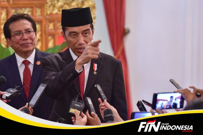 Presiden Jokowi menjawab wartawan usai menyaksikan pengucapan sumpah Pimpinan KPK, di Istana Negara, Jakarta, Jumat (20/10).