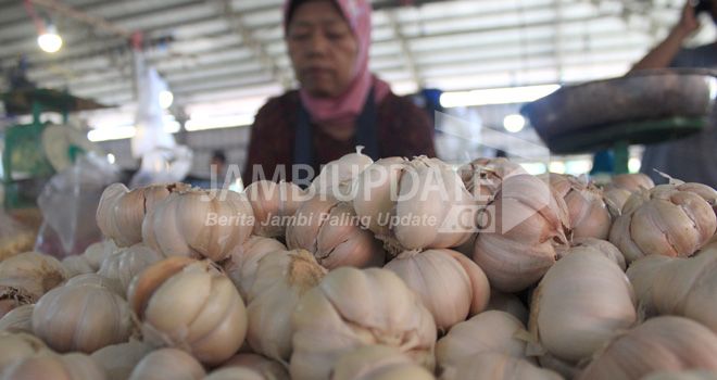 Pedagang bawang putih menanti pembeli di Pasar Angso Duo Kota Jambi.

