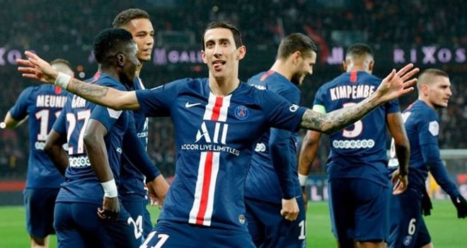Peamin PSG, Angel Di Maria bersama rekan-rekannya melakukan selebrasi usai mencetak gol ke gawang Olympique Lyon.
