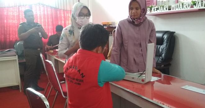 Mantan Kades Tanjung Pauh Berhasil Ditangkap Kejari Muaro Jambi.