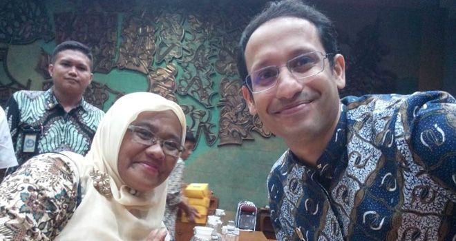 Nunik Nugroho honorer K2 bertemu Mendikbud Nadiem Makarim di ruang Komisi X DPR, rabu (29/1) dini hari. 