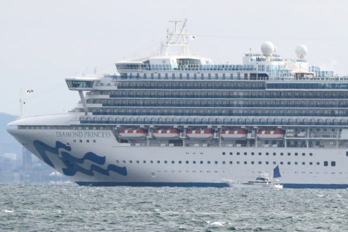 Delapan orang di kapal pesiar Diamond Princess, yang tiba di Yokohama Bay, memiliki gejala seperti petugas demam dan karantina memeriksa semua 2.666 penumpang dan 1.045 kru. 