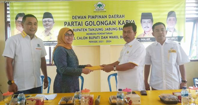 Cici Halimah, SE mengembalikan formulir pendaftaran bakal calon Bupati (Bacabup) Tanjabbar periode 2021-2024 ke Partai Golkar.