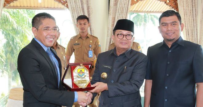 Gubernur Jambi Fachrori Umar, menyambut baik kunjungan kerja menteri dan konsul Singapura.