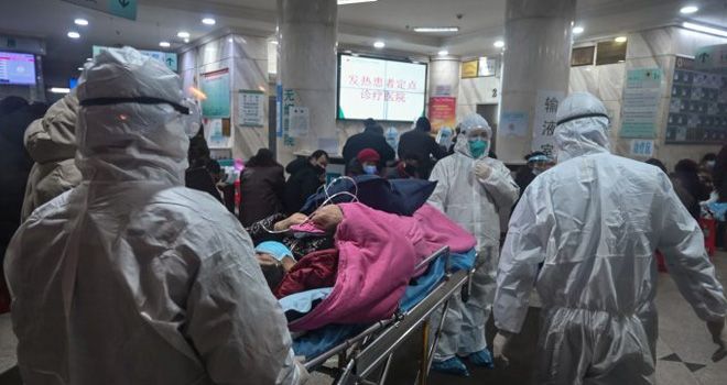 Staf medis yang mengenakan pakaian pelindung untuk melindungi diri dari virus corona Rumah Sakit Palang Merah Wuhan di Wuhan, kemarin.