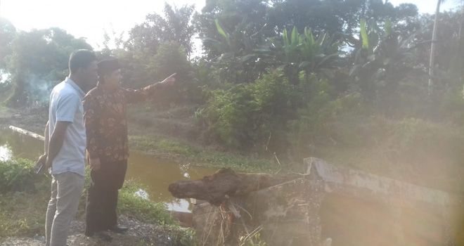 Ketua DPRD Sarolangun Tinjau Langsung Jembatan Pulau Aro.