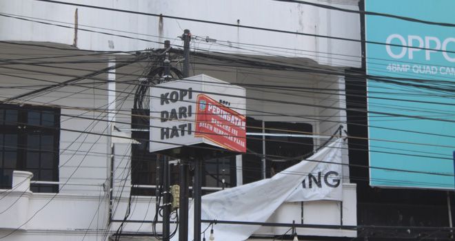 Salah satu reklame yang terpasang di Jalan Kartika Wirana, Talang Banjar. Masih banyak potensi pajak reklame yang harus dikejar.