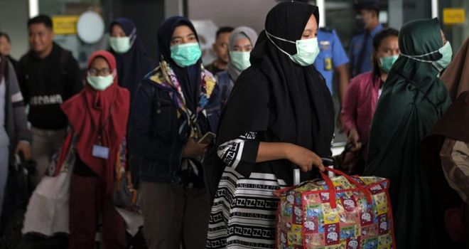 Penumpang pesawat menggunakan masker pelindung saat berada di pintu kebrangkatan Terminal 1A Bandara Soekarno Hatta, Tangerang, (1/2). Hal itu dilakukan sebagai antisipasi penularan dan penyebaran Virus Corona (2019-nCov).
