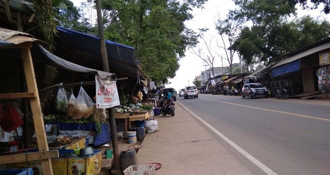 Pasar kawasan Paal X Kota Jambi menduduki sisi kiri dan kanan jalan utama. Pasar tersebut tidak mengantongi izin pemerintah.
