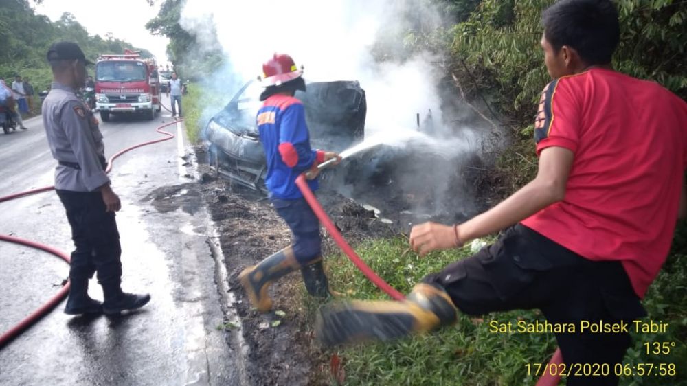 Minibus Carry Hangus Terbakar di Simpang Andalas Rantau Panjang.
 

