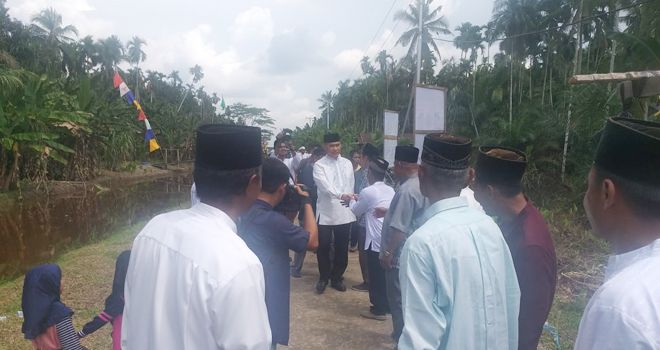 Fasha ditemani Ketua DPW PPP (Partai Persatuan Pembangunan) Jambi Evi Suherman, H A Rahman dari Fasha Center, tiba di lokasi acara sekitar pukul 10.50.