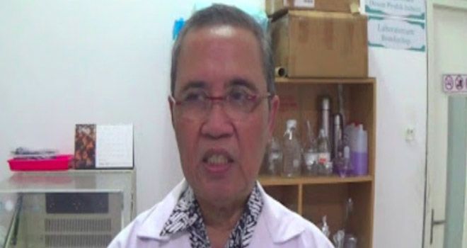 Profesor Chaerul Anwar Nidom menemukan vaksin virus corona. 