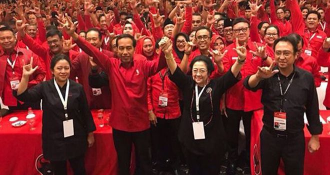 Jokowi bersama Megawati beserta Puan Maharani dan Prananda Prabowo.


