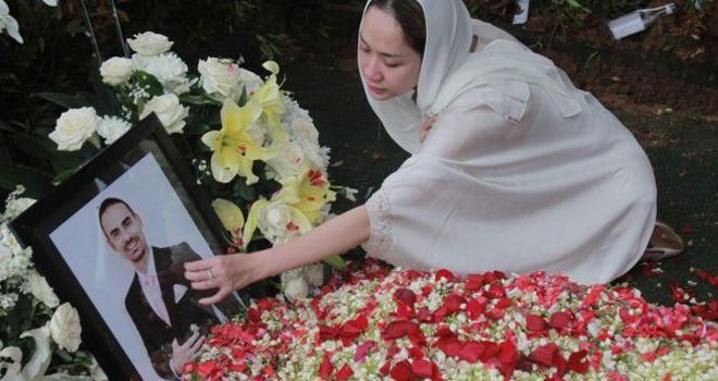 BCL berurai air mata di pemakaman suaminya Ashraf Sinclair.  

