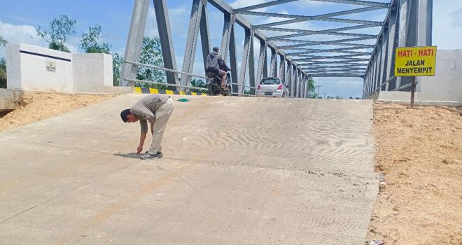 Kondisi Pembangunan Jembatan Sugeng Kualatungkal dibawah naungan Dinas PUPR Provinsi Jambi, kondisinya semakin parah.