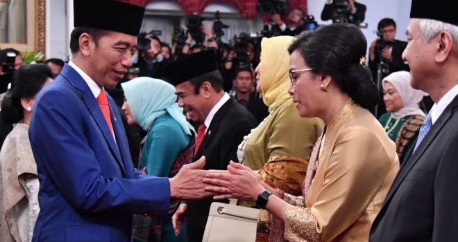 
Menteri Keuangan Sri Mulyani mendapat ucapan selamat dari Presiden Jokowi usai pelantikan menteri.

 

