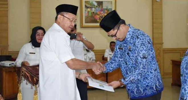 Bupati Sarolangun, Drs H Cek Endra saat menyerahkan SK PNS baru.
