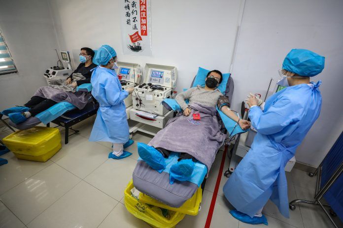 Seorang dokter di Kota Wuhan, Provinsi Hubei menjalani perawatan setelah diketahui terinfeksi Covid-19, Jumat (21/2). 