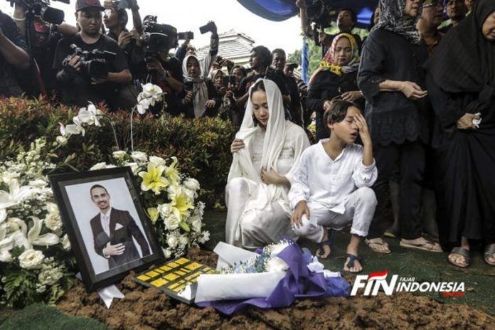 Bunga Citra Lestari (BCL) bersama putranya Noah Sinclair menangis di depan makam almarhum suaminya Ashraf Sinclair. Ashraf dimakamkan di San Diego Hills, Karawang, Jawa Barat, Selasa (18/2).