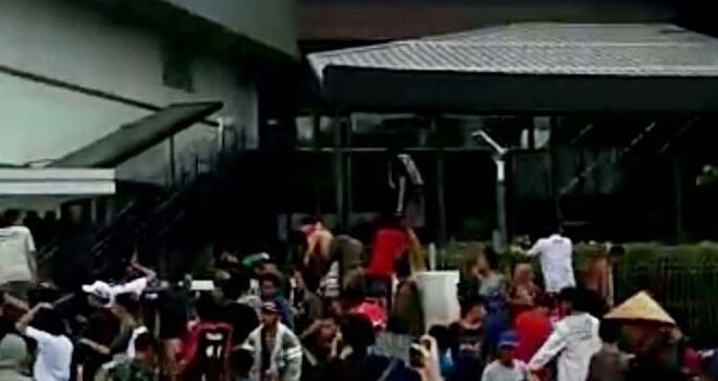 warga menggeruduk kantor pemasaran AEON mall di Jakarta Garden City, Cakung, Jakarta Timur.