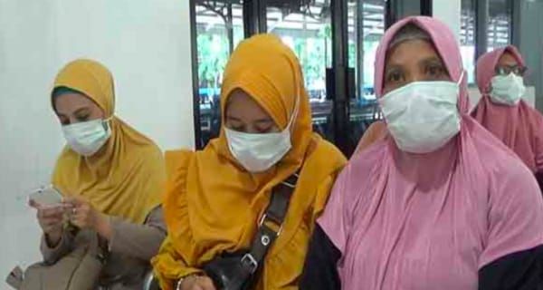 Ilustrasi masyarakat memakai masker untuk mencegah tertular virus. 