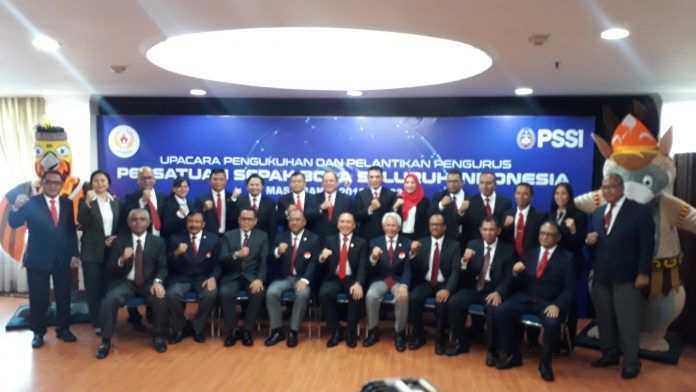 Pengurus PSSI resmi dilantik oleh Ketua Umum KONI Pusat Marciano Norman di Lantai 10 Gedung KONI Pusat, Senayan, Jakarta, Senin (24/2).