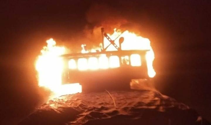 Kapal Motor Dikabarkan Terbakar di Laut Kampung Laut.