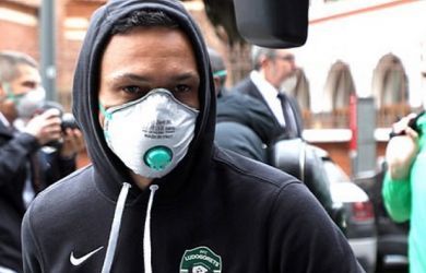 Pemain Ludogorets mengenakan masker saat tiba di Milan, Italia, Kamis (27/2/2020) lalu.