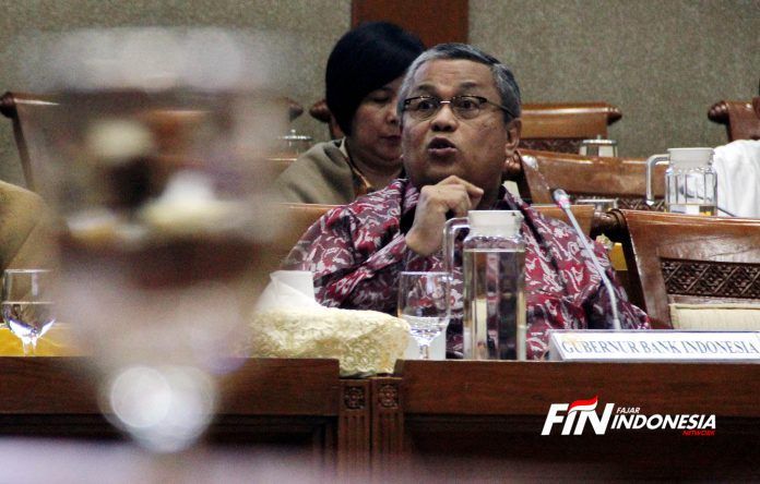Gubernur BI, Perry Warjiyo memberikan penjelasan saat Rapat kerja (Raker) dengan Komisi XI DPR RI di Kompleks Parlemen Senayan, Jakarta, Senin (27/1/2020).