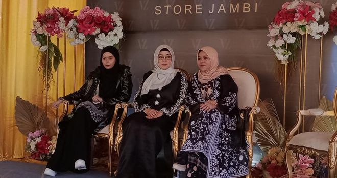 Ibu Walikota Jambi Hj Yuliana Fasha juga memberikan apresiasi mendalam telah dibukanya VZ Store Jambi.