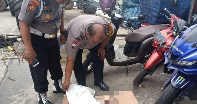 Sosok mayat bayi baru lahir ditemukan warga ditumpukan sampah di Kali Banjar Kanal Barat depan Season City, Tambora Jakarta Barat pada Sabtu (29/02) pagi.
