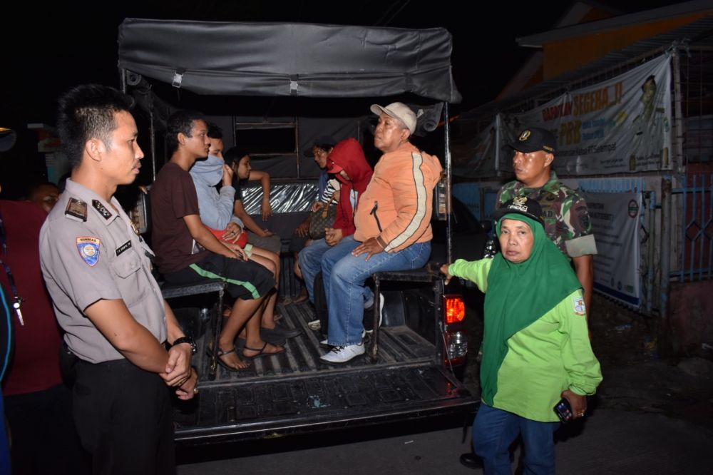 Camat Pasar bersama jajarannya saat melakukan razia waria, PSK dan gepeng disekitaran Pasar Jambi kemarin.