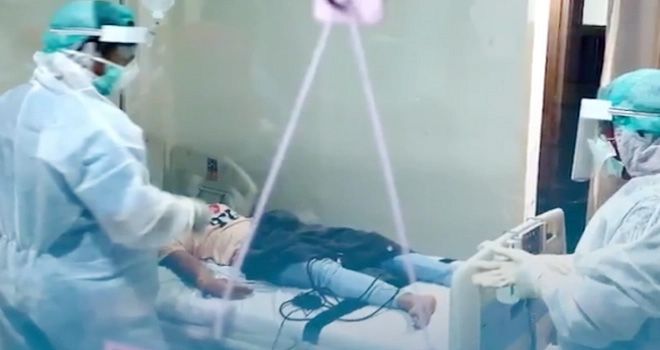 Ilustrasi penanganan pasien di ruang isolasi rumah sakit.