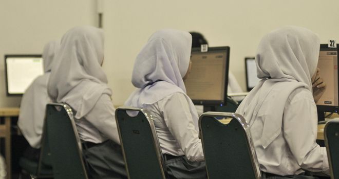 Sejumlah siswa mengikuti Ujian Berbasis Komuter (UNBK) di Sekolah Menengah Kejuruan Negri 50 Jakarta, Senin (25/3/2019). Peserta UNBK pada tahun ini meningkat menjadi 91 persen dari total peserta ujian nasional yang terdiri dari 1.515.986 peserta siswa SMK 13.305 Sekolah.