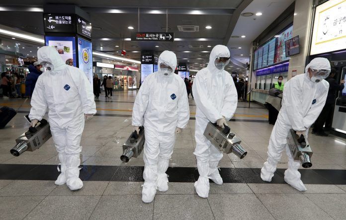 Petugas medis mengenakan pakaian pelindung untuk membantu menghentikan penyebaran virus Corona mematikan yang dimulai di Kota Wuhan, kemarin (28/1). 